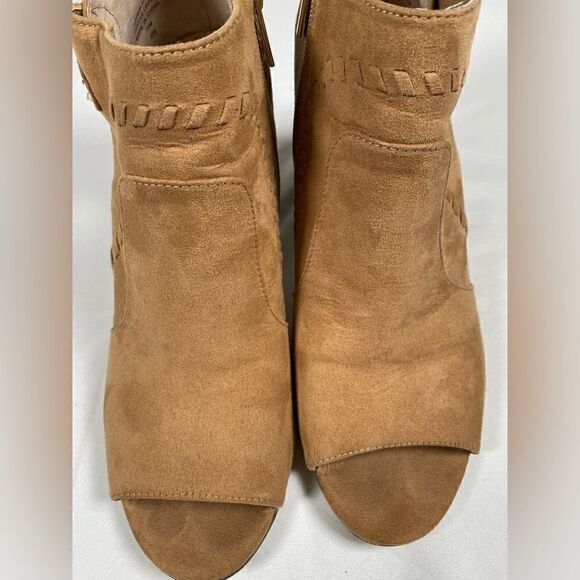 EUC Unisa Women’s Tan Suede 4” Boots Booties Peep Tow - Size 10 - Picture 8 of 10